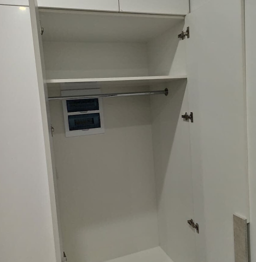 Встроенные распашные шкафы-Встроенный заказной шкаф с распашными дверями «Модель 45»-фото4